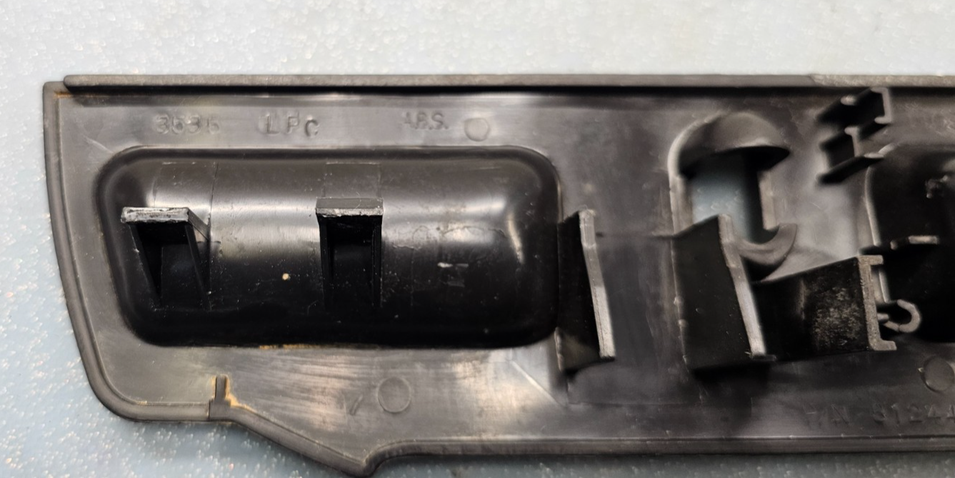 95-06 Silverado Sierra C/K 1500 2500 Center Console Jump Seat Lid Latch Assembly