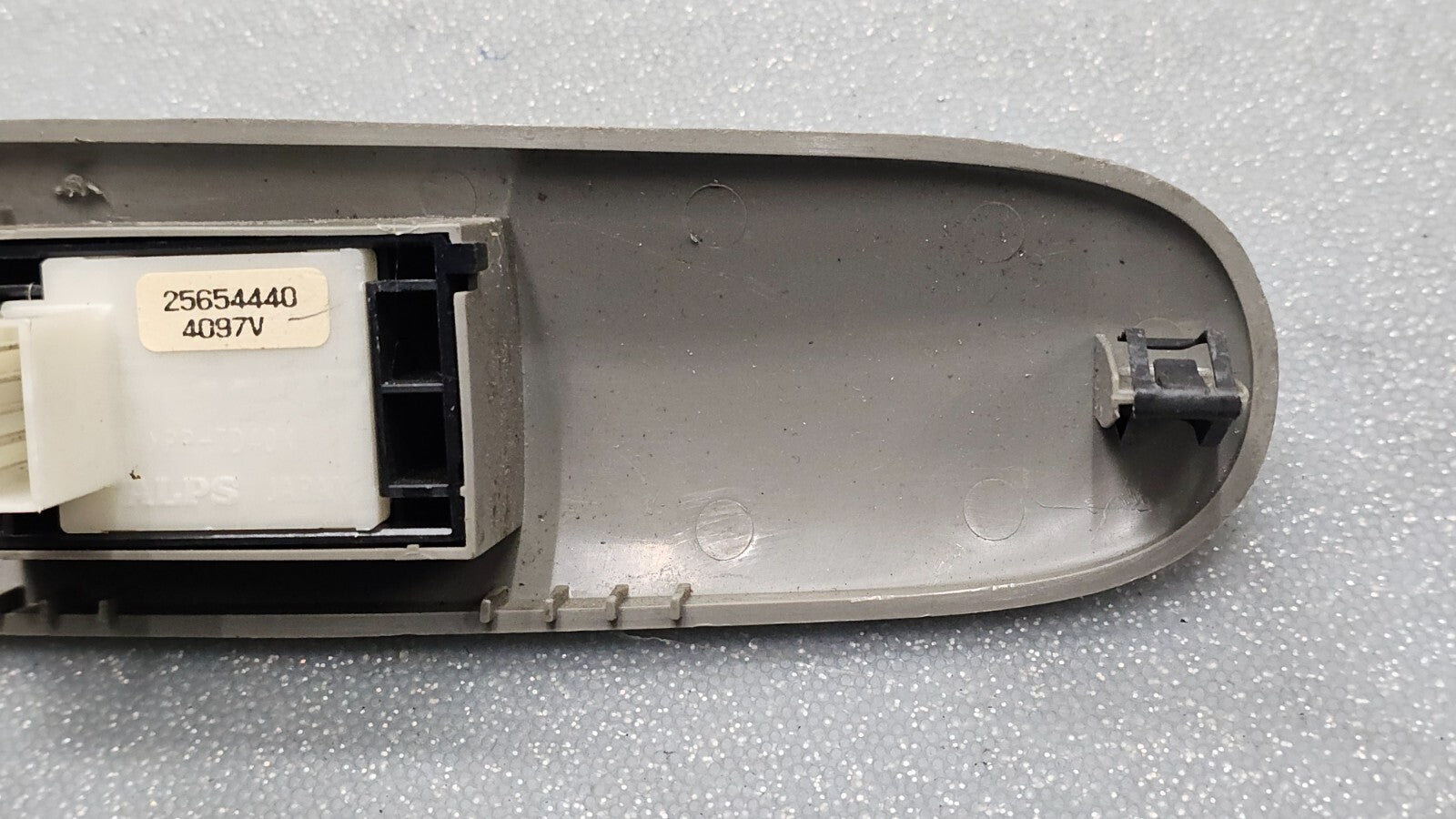 00-05 Buick Lesabre Front Right Passenger Power Door Window Switch Assembly Gray