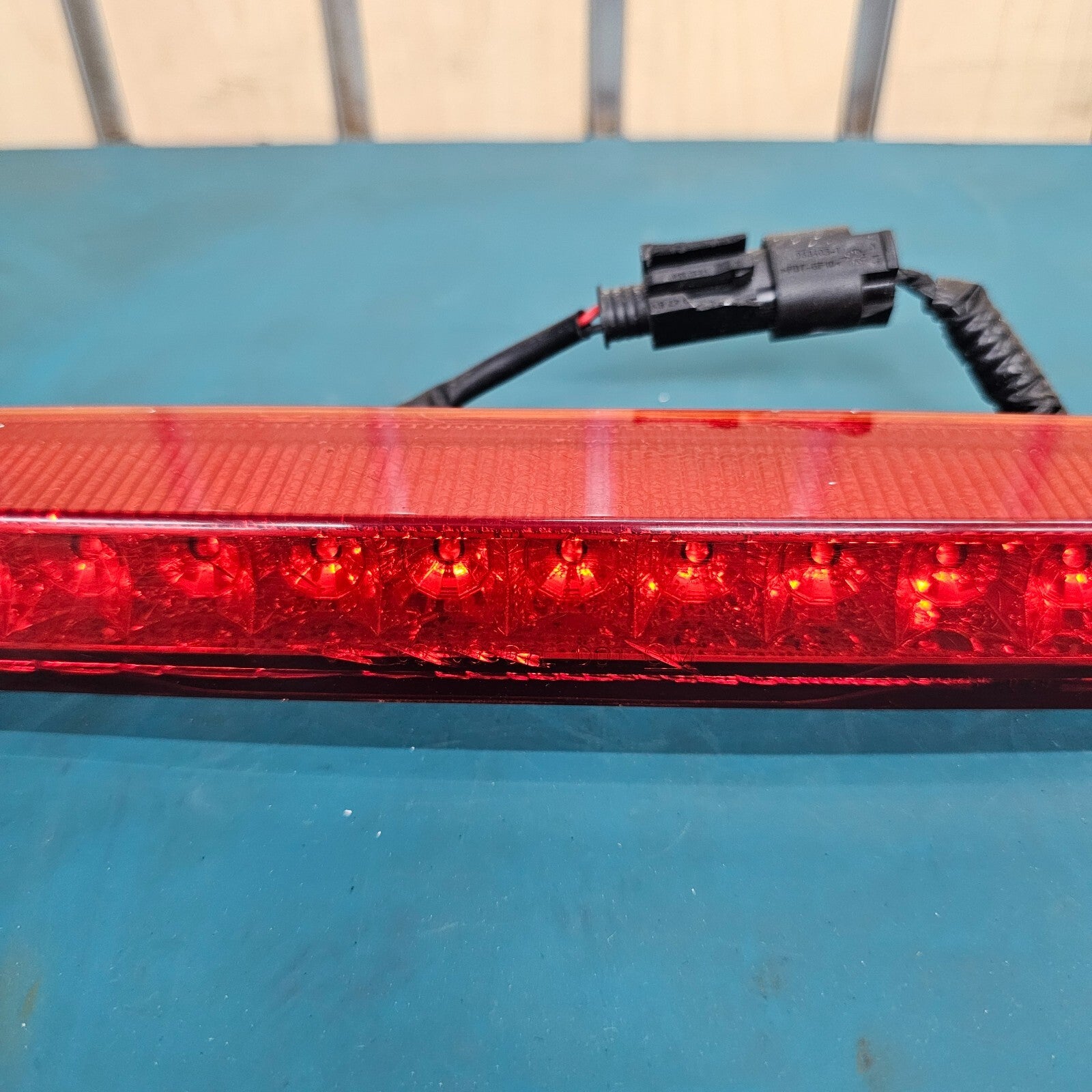 🔥08-10 VUE 10-13 CAPTIVA CENTER THIRD HIGH MOUNT BRAKE TAIL LIGHT LAMP ASSEMBLY