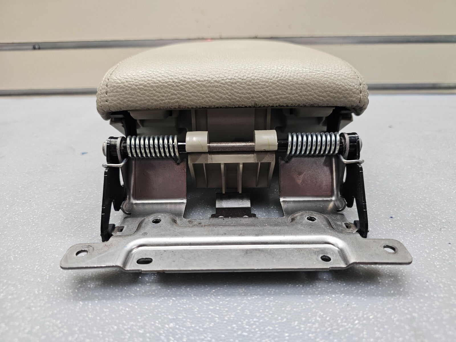 🔥10-14 LEGACY OUTBACK CENTER CONSOLE ARMREST LID COVER TOP PAD ASSEMBLY TAN OEM
