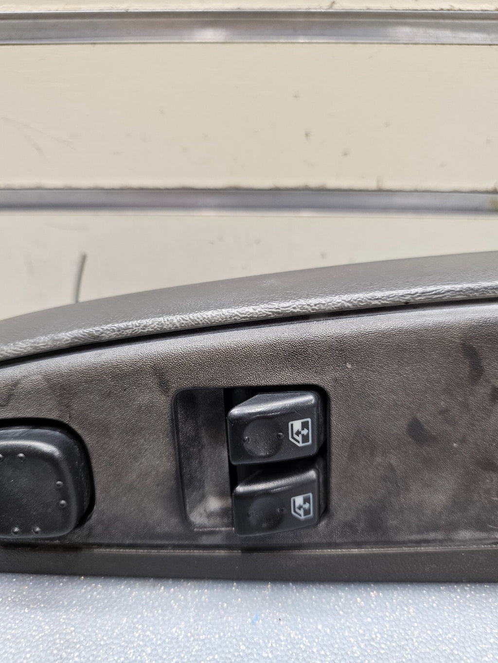 03-06 Silverado Sierra Power Left Driver Master Window Switch Assembly Black WS4