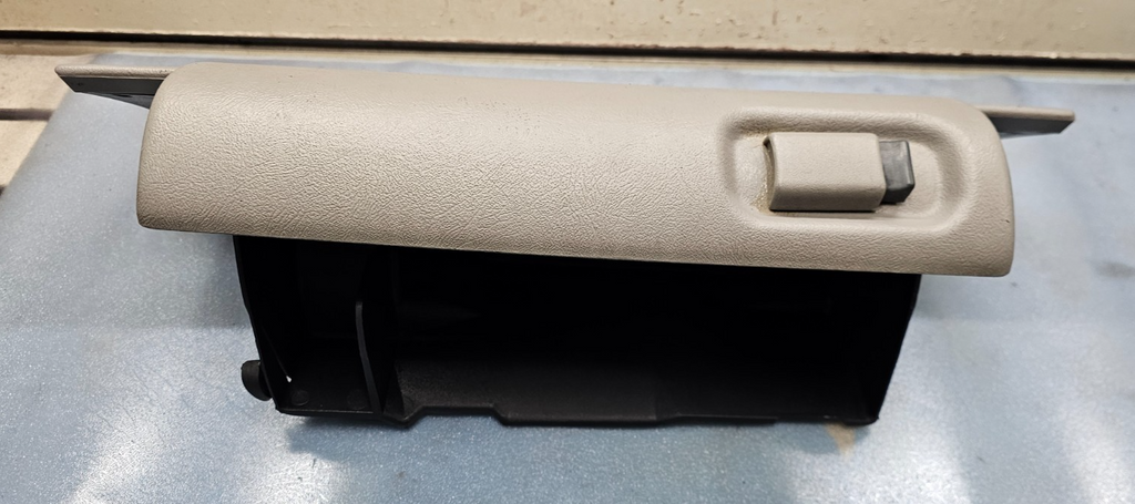 95-99 CHEVY GMC TRUCK SILVERADOC/K Glove Box Storage Compartment Assembly TAN