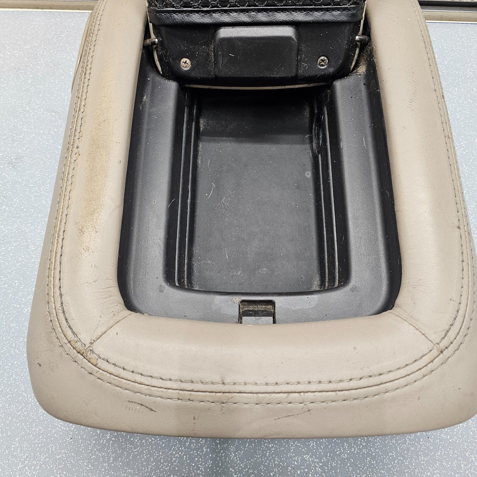 🔥01-02 Yukon Escalade Center Console Armrest Lid Cover Pad Assembly TAN L8