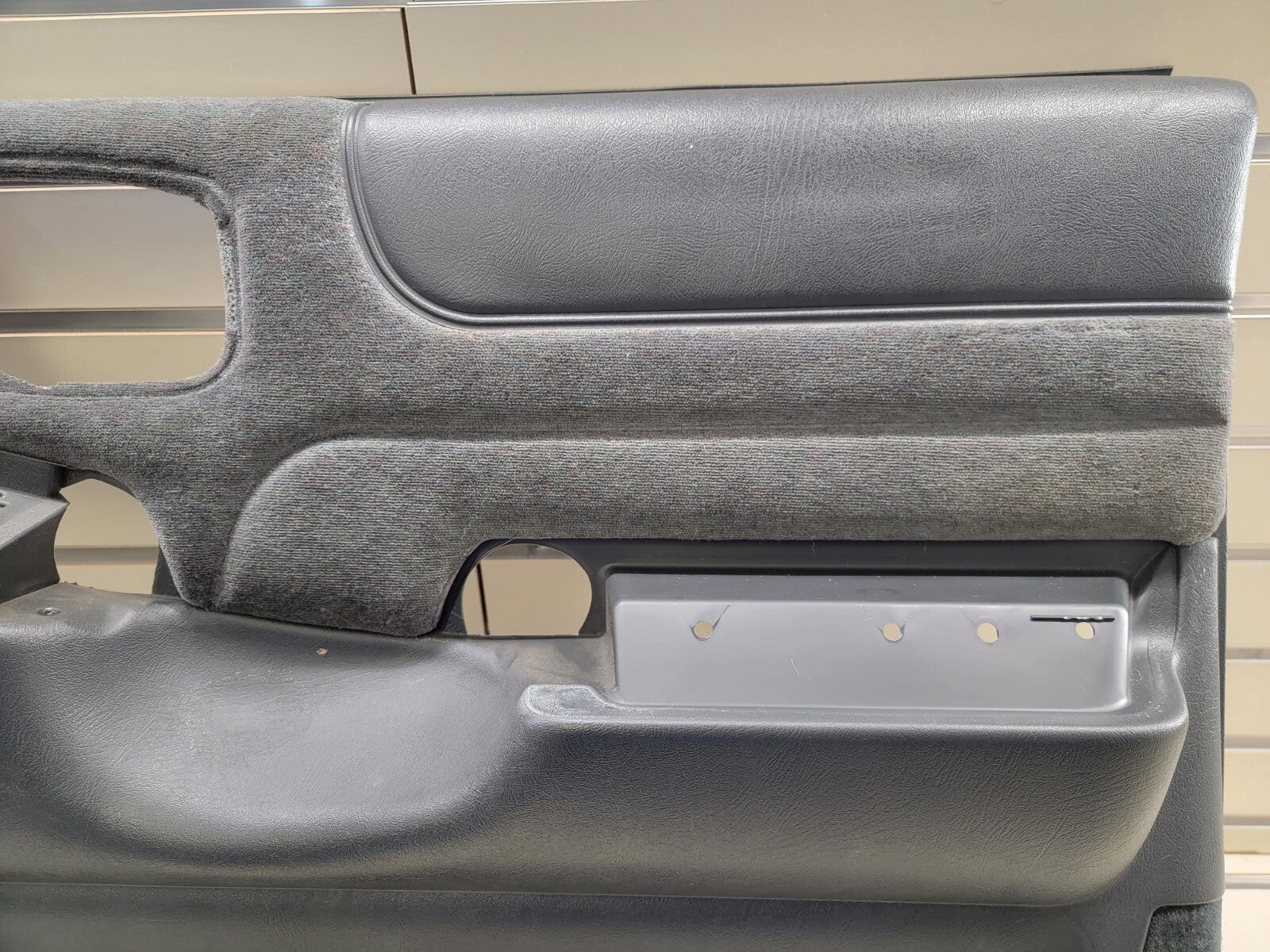 98-04 Chevy Blazer Jimmy S-10 GMC Sonoma Front Door Panel Auto right side BLACK