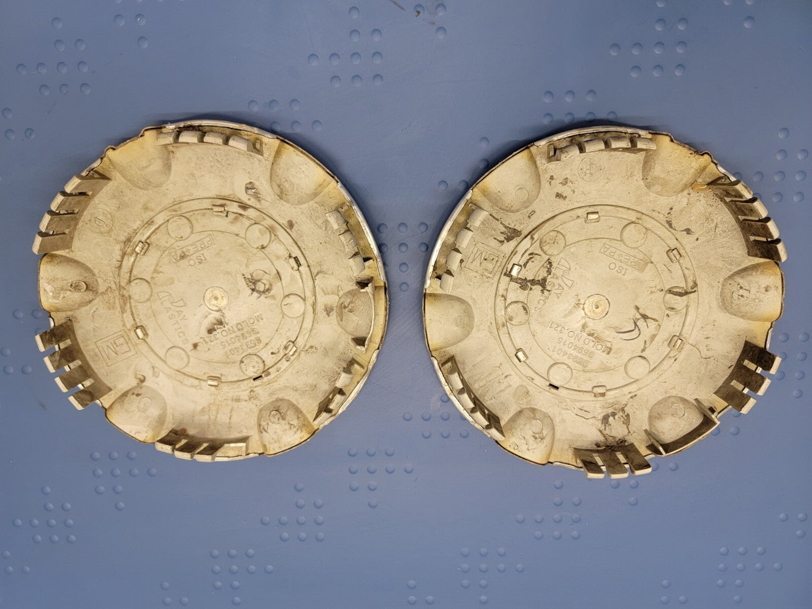 2002-2004 Oldsmobile Bravada Wheel Center Caps set OEM