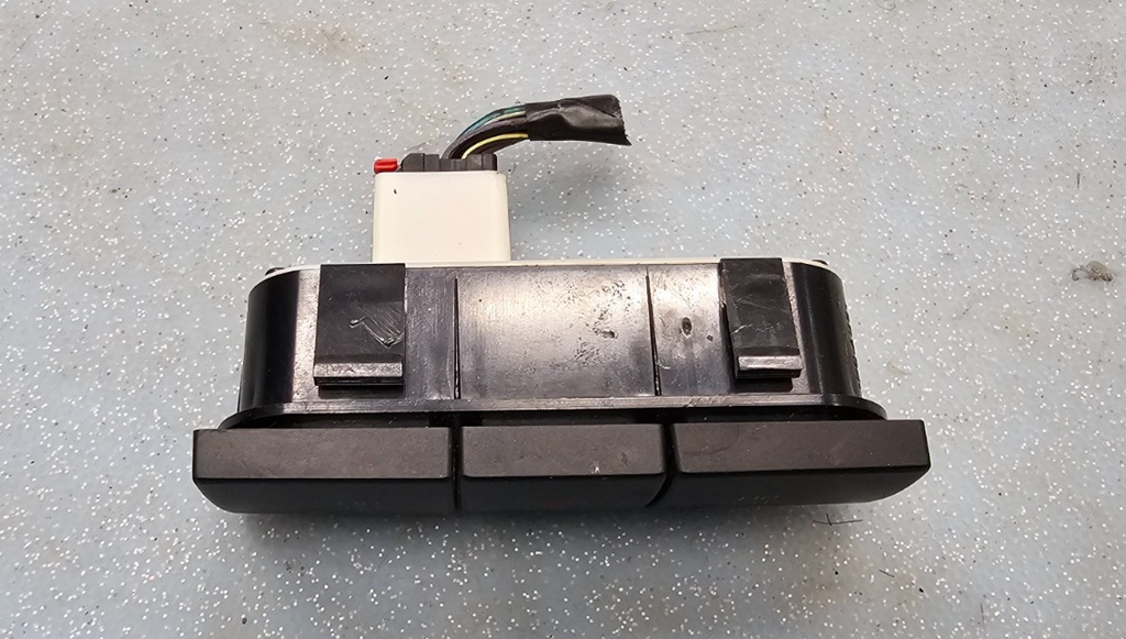 06-09 FUSION MERCURY MILAN CENTER DASH HAZARD BUTTON SWITCH PASS RADIO BEZEL