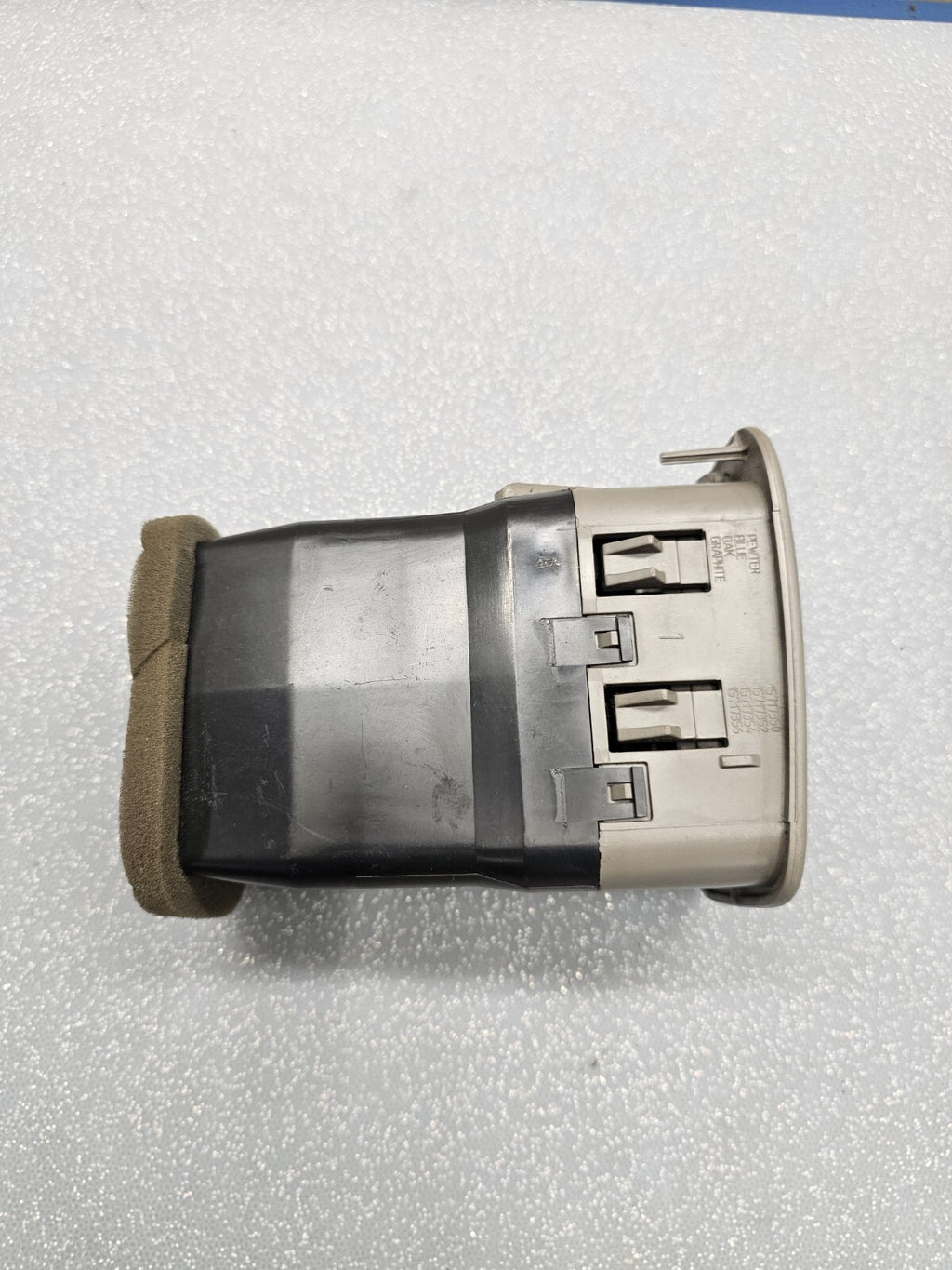 99-06 Silverado ESCALADE Dash A/C Heater AIRVENT Passenger Right LIGHT GRAY VT11