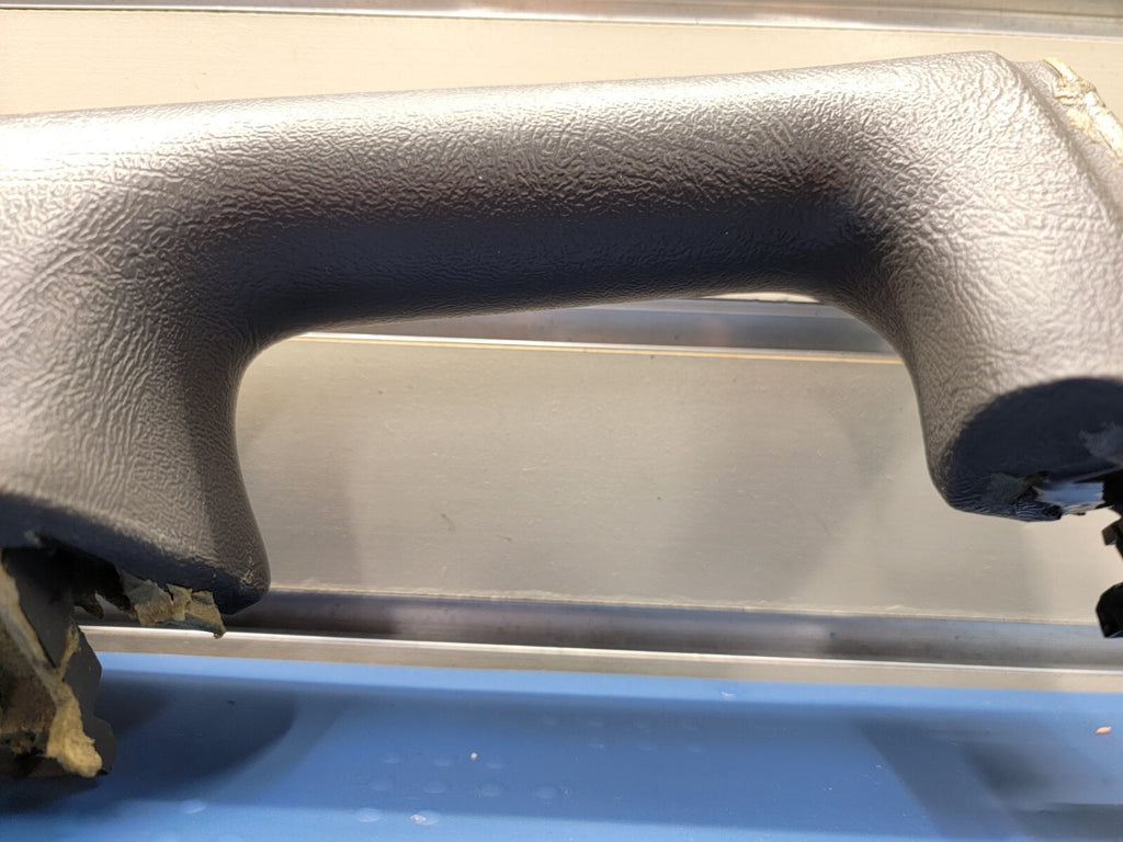 03-06 Silverado SIERRA TAHOE Door Panel ARMREST Front right Handle graphite H2
