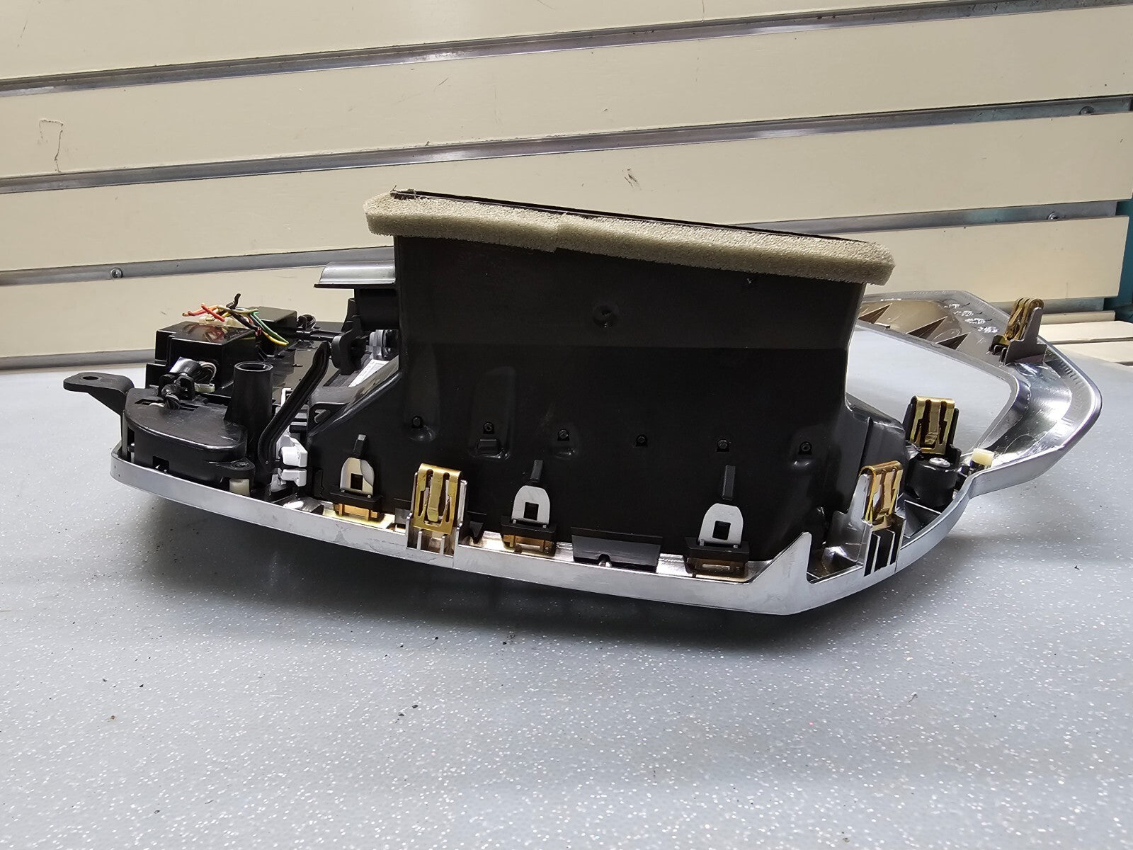 10-12 CADILLAC SRX CENTER DASH RADIO CLIMATE CONTROL SURROUND BEZEL PANEL SILVER