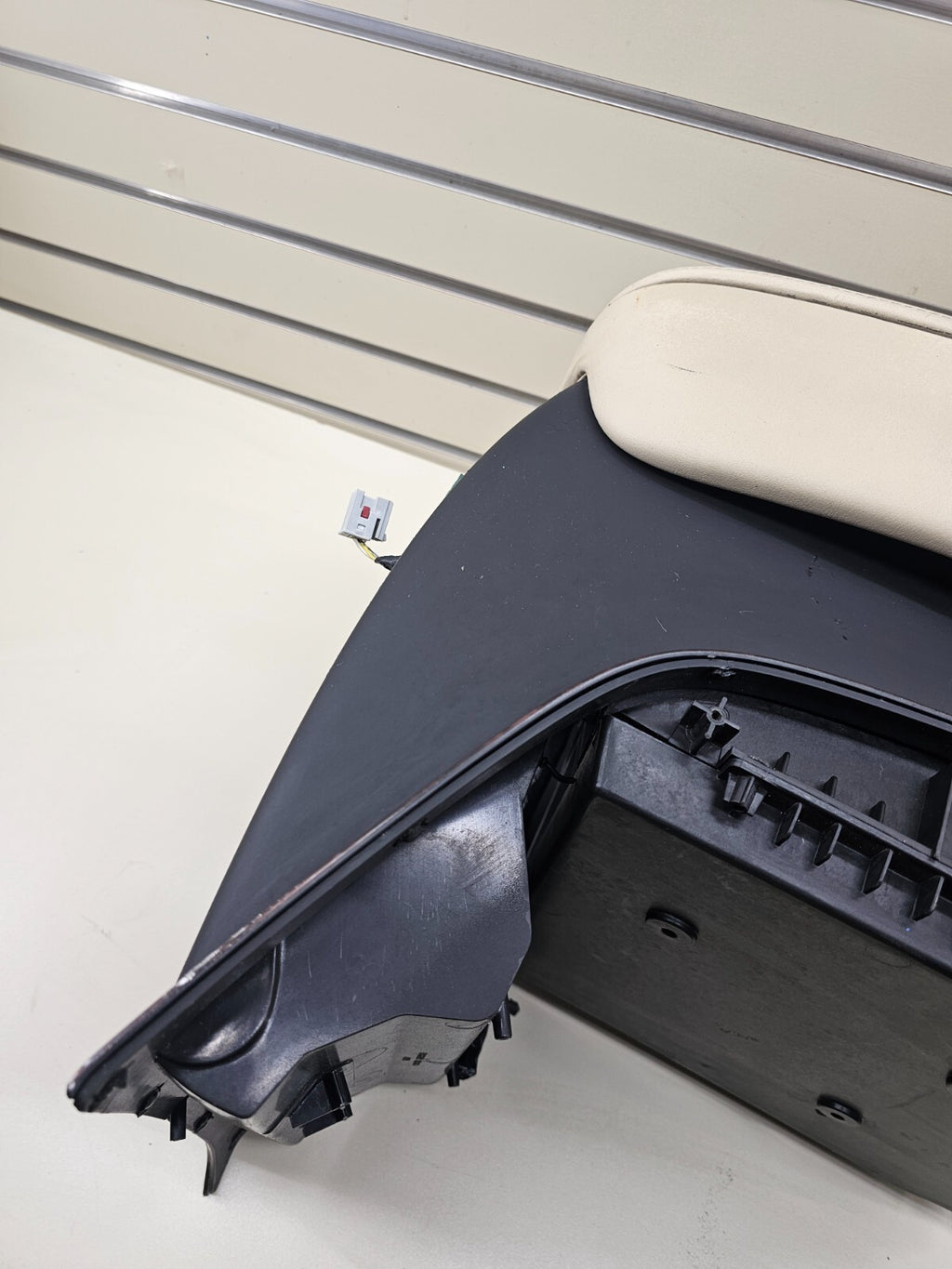 🔥07-08 CADILLAC ESCALADE ESV CENTER FLOOR CONSOLE ARM REST PANEL LIGHT TAN OEM