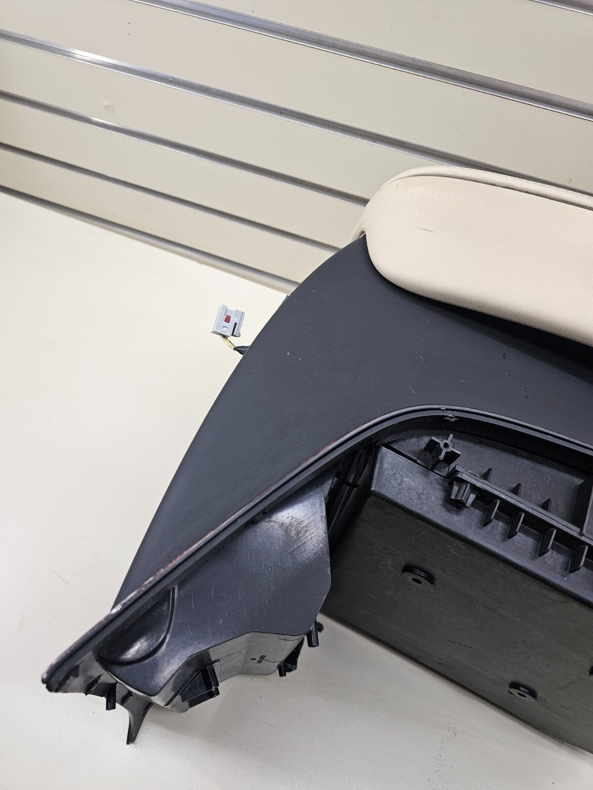 🔥07-08 CADILLAC ESCALADE ESV CENTER FLOOR CONSOLE ARM REST PANEL LIGHT TAN OEM