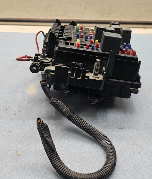 🔥99-02 Silverado Sierra Fuse Box Relay Junction Engine Integrated Power Module
