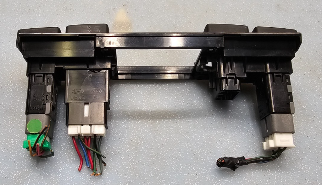 🔥01-06 HYUNDAI SANTA FE HAZARD SWITCH BUTTON PANEL BEZEL ASSEMBLY BLACK OEM
