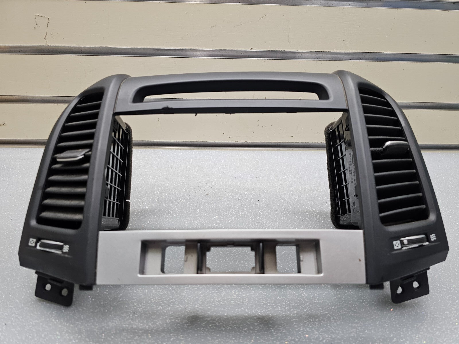 🔥10-12 Hyundai Santa Fe Dash Radio Surround Bezel Climate Trim Panel Black B53