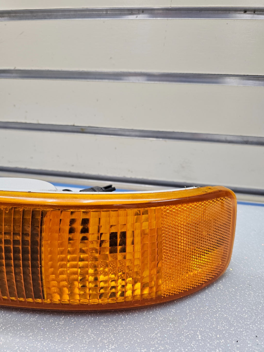 03-21EXPRESS SAVANA Passenger RIGHT Turn Signal Parking Light Amber Lens Housing