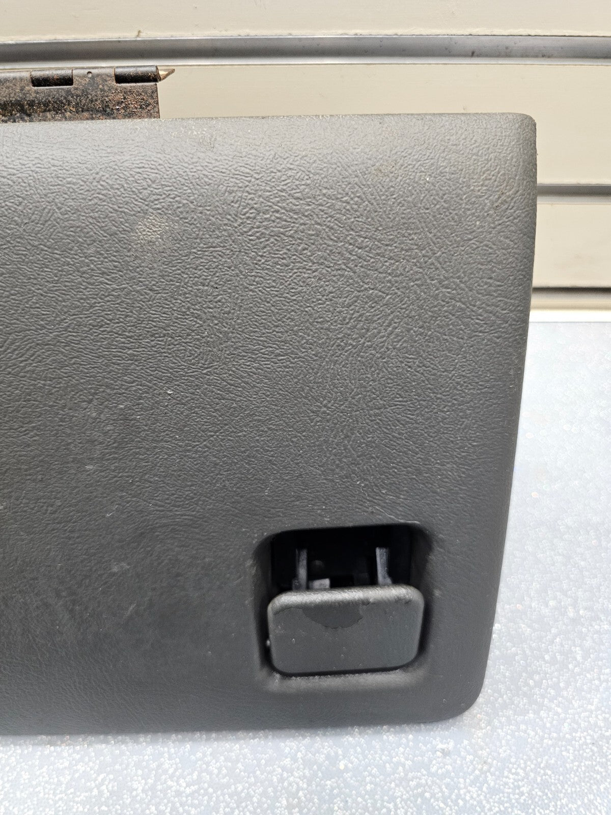 99-06 SILVERADO SIERRA Dash GLOVE BOX Storage Compartment Assembly DARK GRAY G3