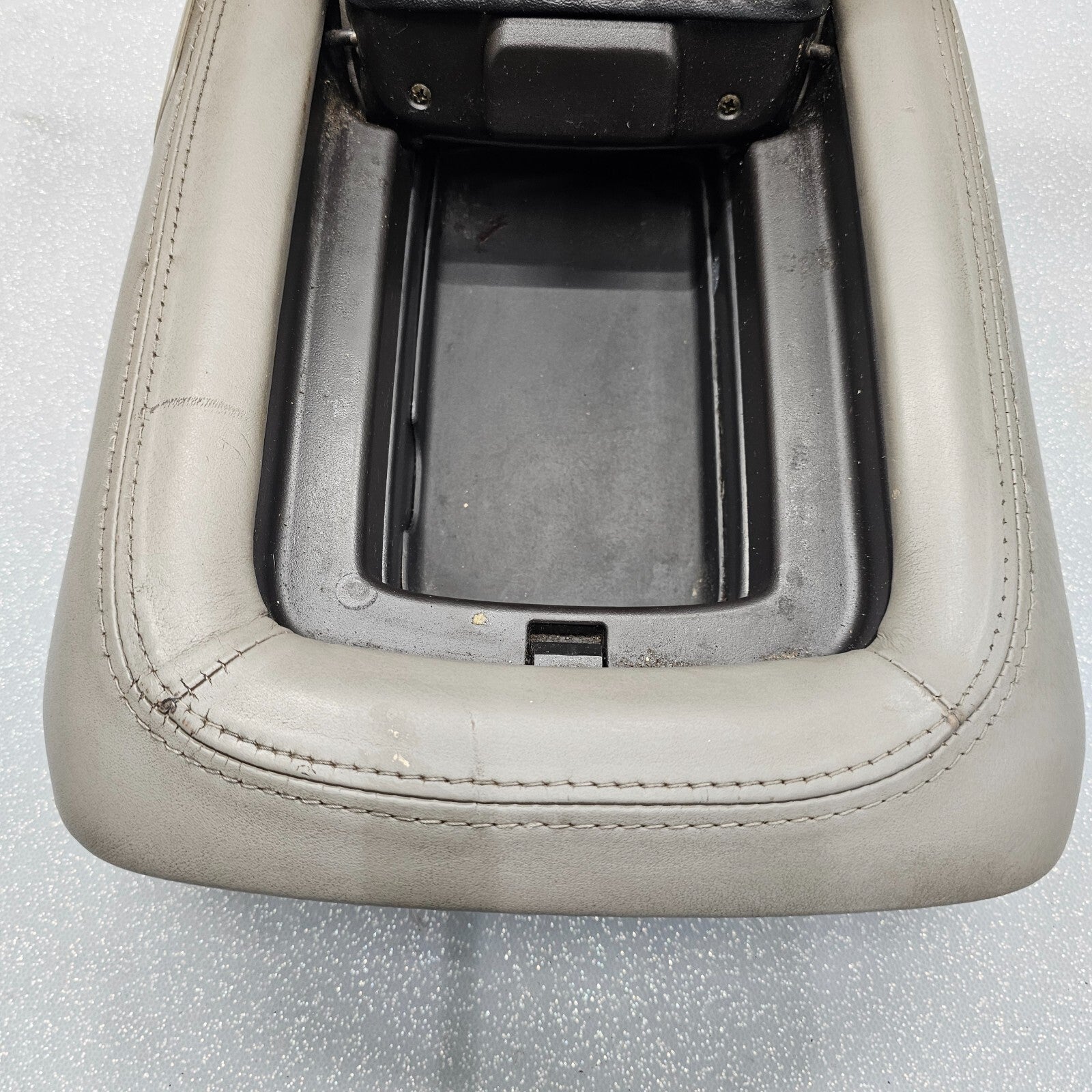 🔥01-02 Yukon Escalade Center Console Armrest Lid Cover Assembly LIGHT TAN L8