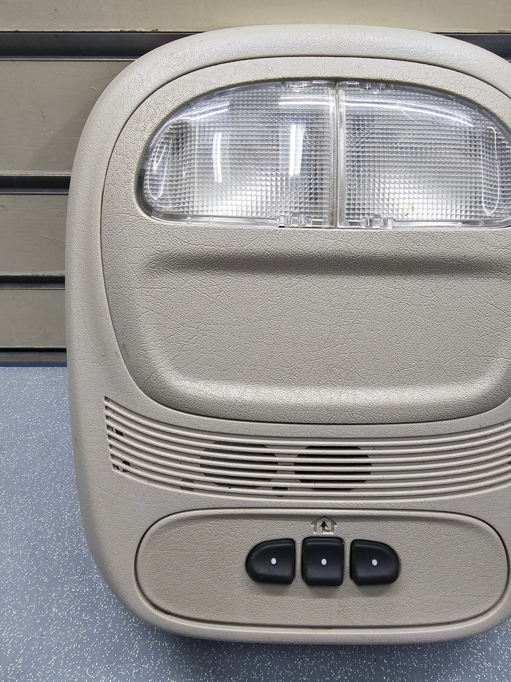 🔥02-09 TRAILBLAZER ENVOY OVERHEAD CONSOLE DOME LIGHT MAP STORAGE ASSEMBLY TAN