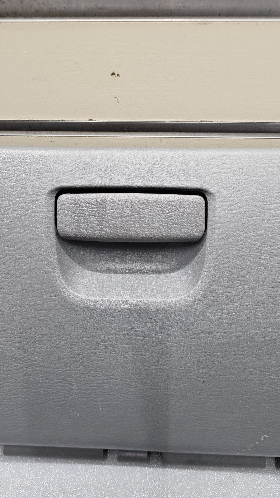 🔥01-07 CARAVAN TOWN COUNTRY VOYAGER DASH GLOVE BOX COMPARTMENT ASSEMBLY GRAY
