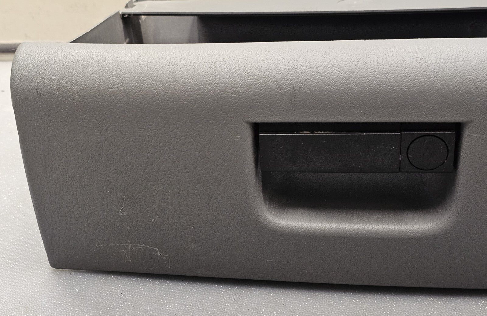 🔥01-07 CARAVAN TOWN COUNTRY DASH GLOVE BOX COMPARTMENT LID COVER ASSEMBLY GRAY