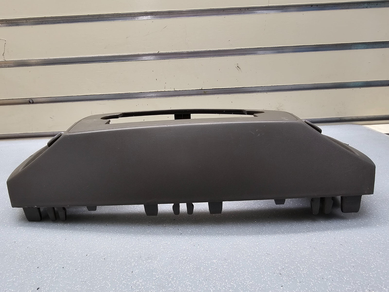 05-07 Jeep Grand Cherokee Center Radio Dash Bezel Trim Panel Surround KHAKI B30