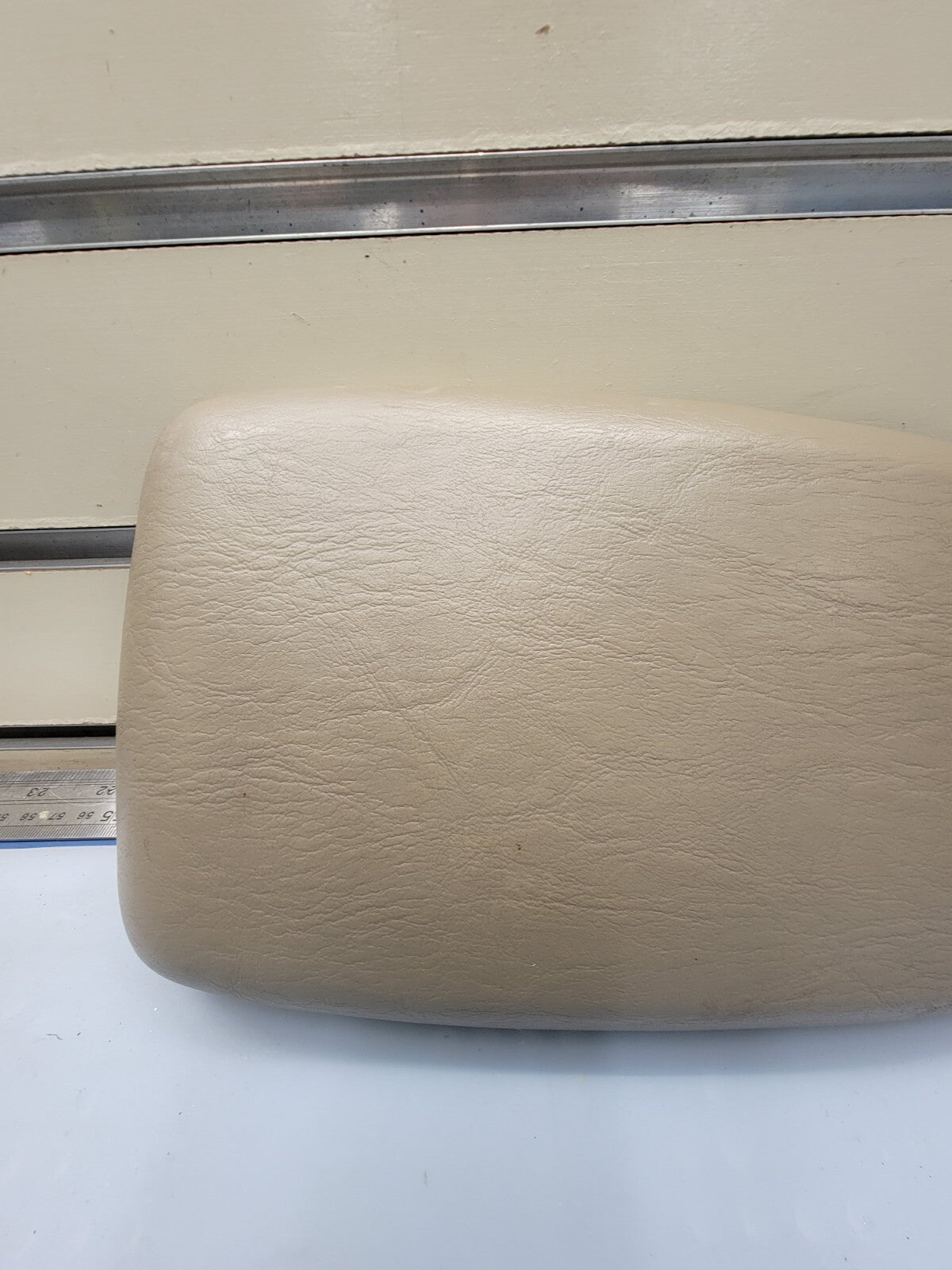 🔥2000-2007 FORD FOCUS CENTER CONSOLE LID ARM RESTER LID TAN