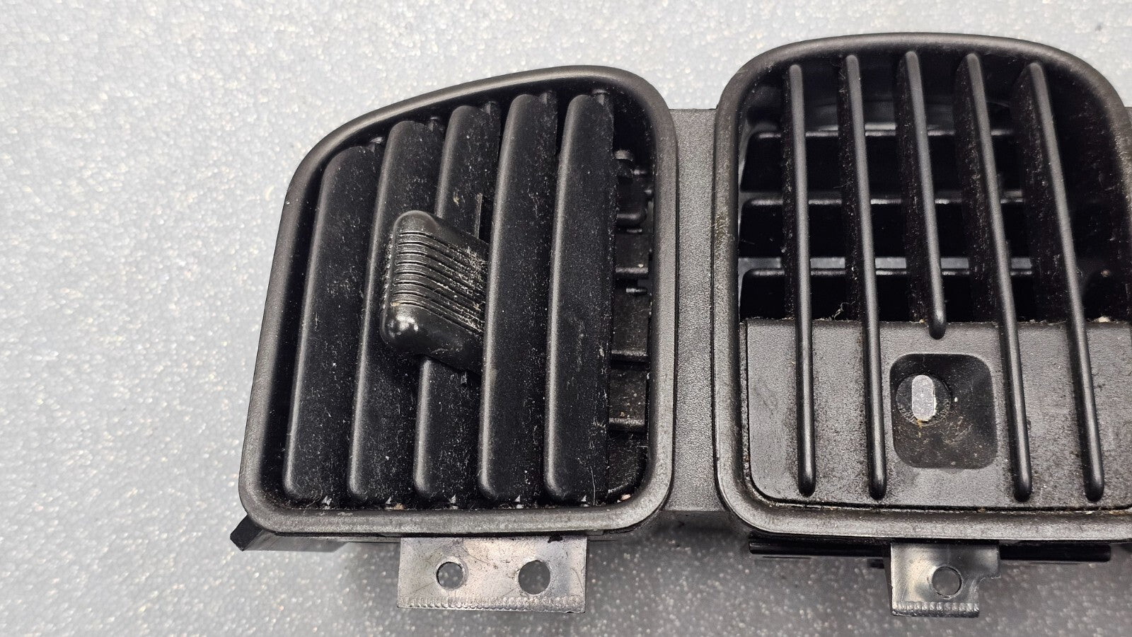 🔥 01-07 Dodge Grand Caravan Dash Center Air Vents A/C AC Heater Panel  Black