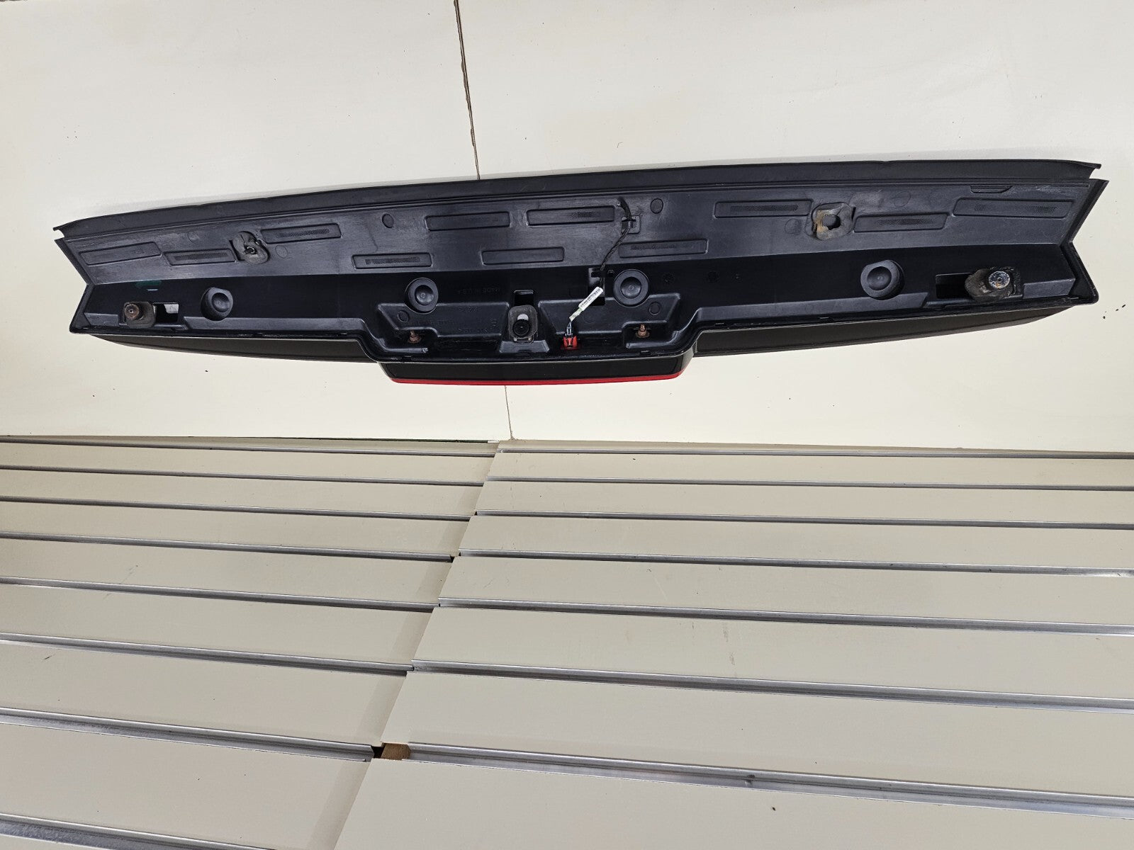 🔥07-14 CHEVY Suburban Tahoe YUKON LIFTGATE SPOILER WING THIRD BRAKE TRIM PANEL