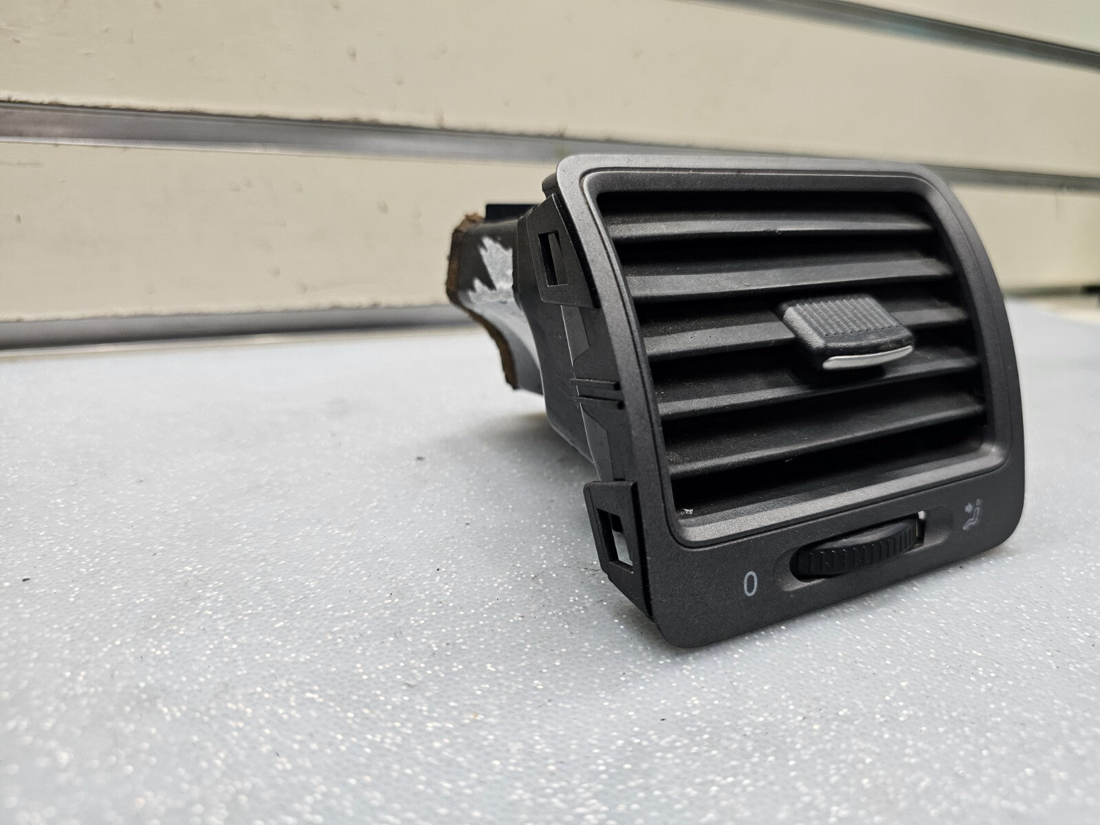 🔥05-10 VOLKSWAGEN JETTA FRONT CENTER DASH RIGHT PASSENGER AIR VENT HEATER GRAY