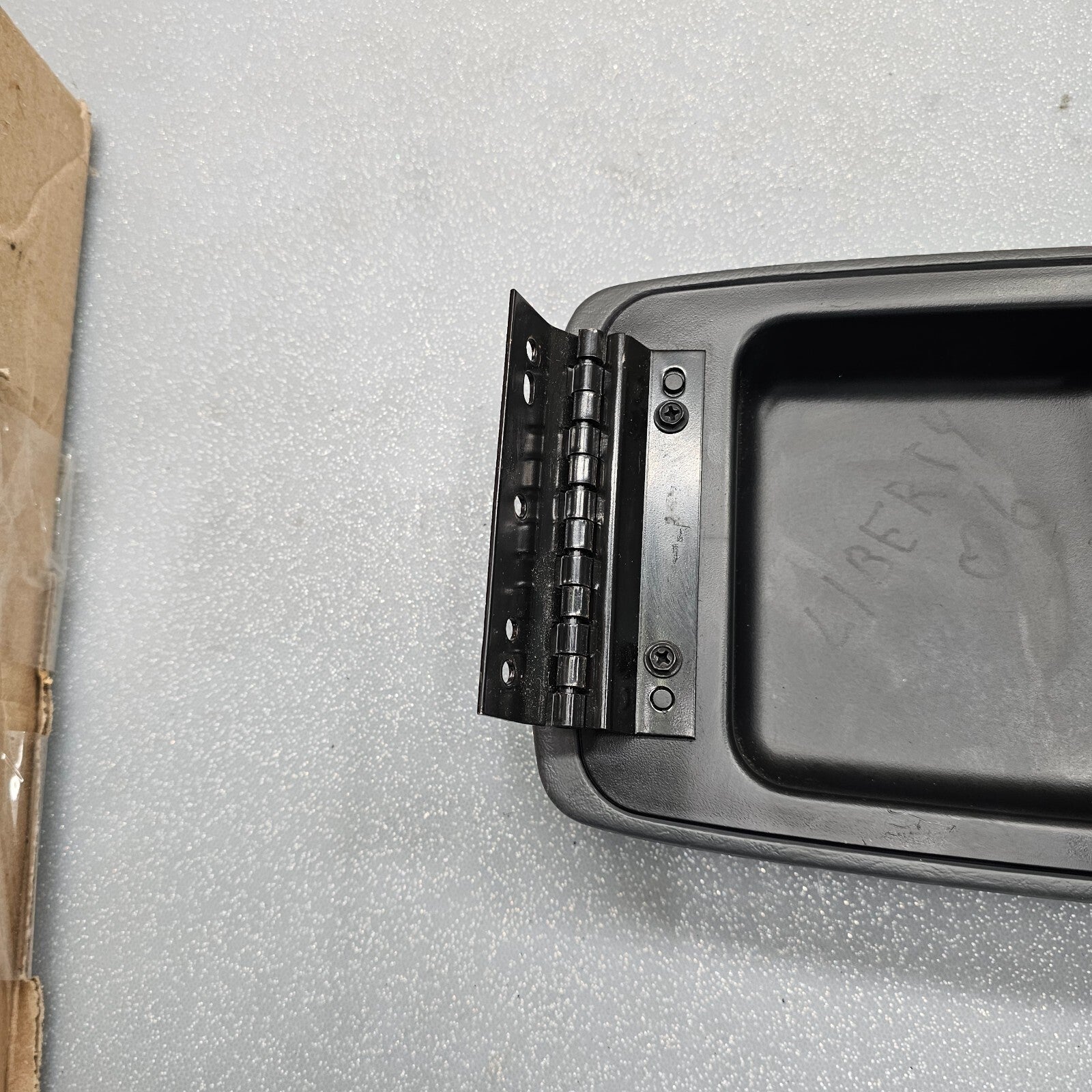 🔥02-07 Jeep Liberty Front Center Console Arm Rest Cover Lid Assembly Black OEM