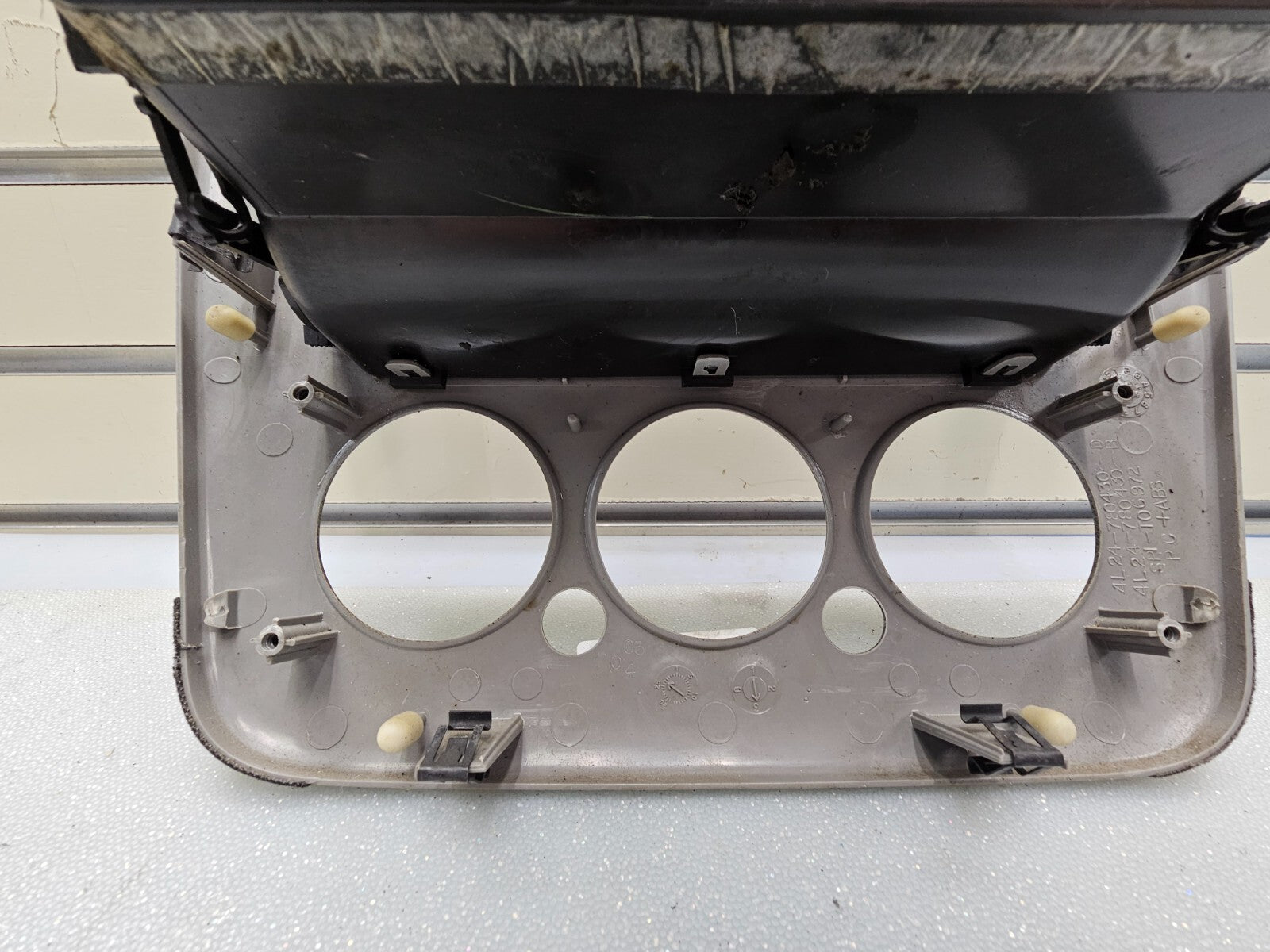 02-05 FORD EXPLORER RADIO CLIMATE TEMPERATURE CONTROL BEZEL Carbon Fiber Silver