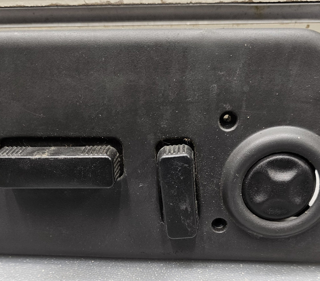 🔥03-06 SILVERADO SIERRA Front right  Power Seat Adjuster Heat SWITCH Bezel OEM