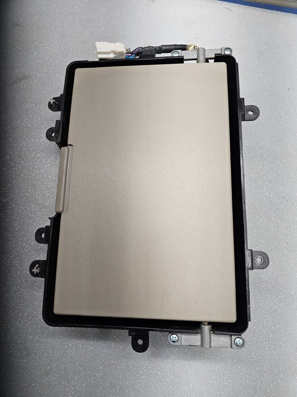 🔥04-05 Titan 04-13 Armada  Entertainment Console Back Plate DVD Screen Assembly