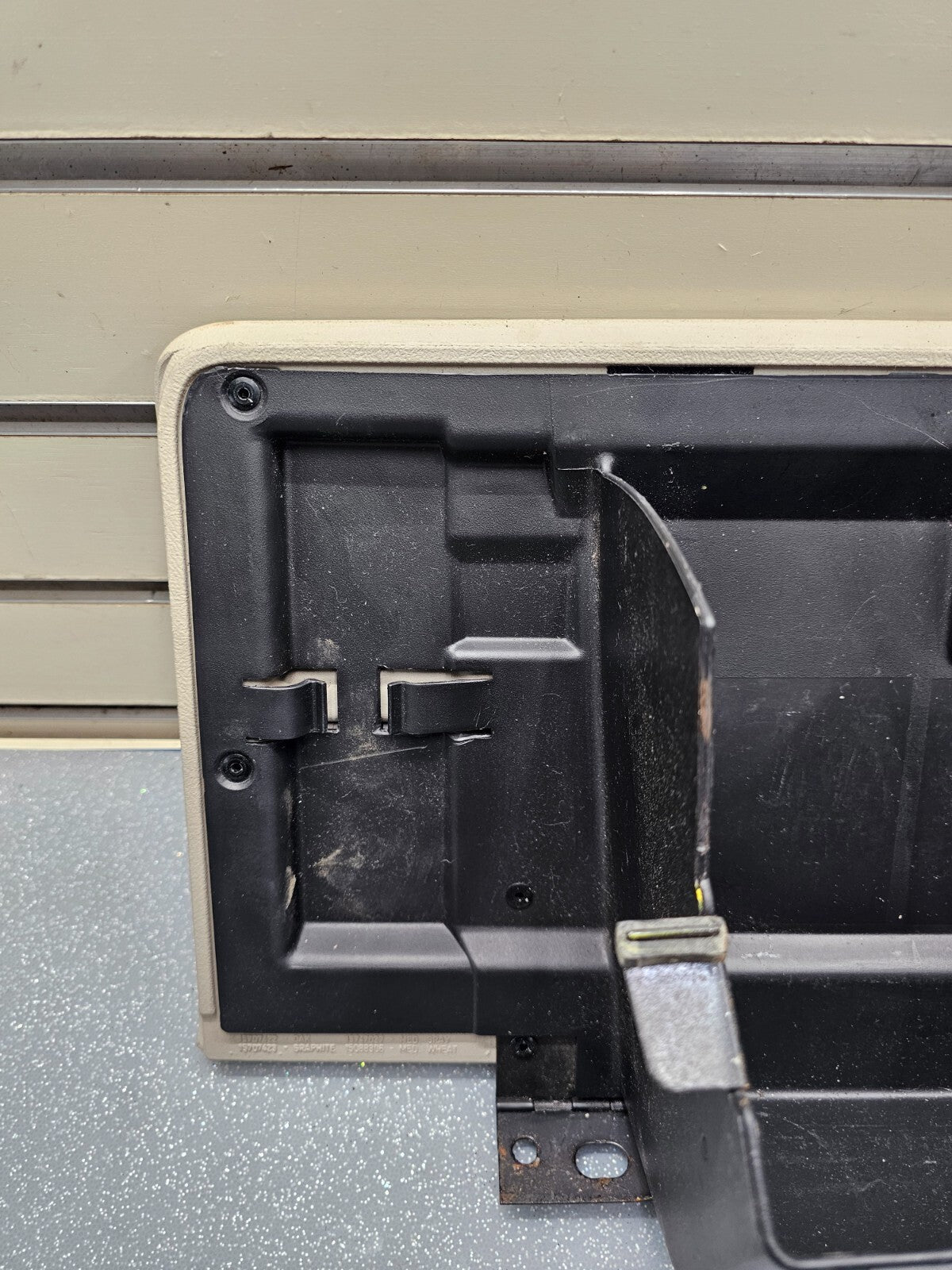 99-06 SILVERADO SIERRA Dash GLOVE BOX Storage Compartment Assembly Light TAN G3