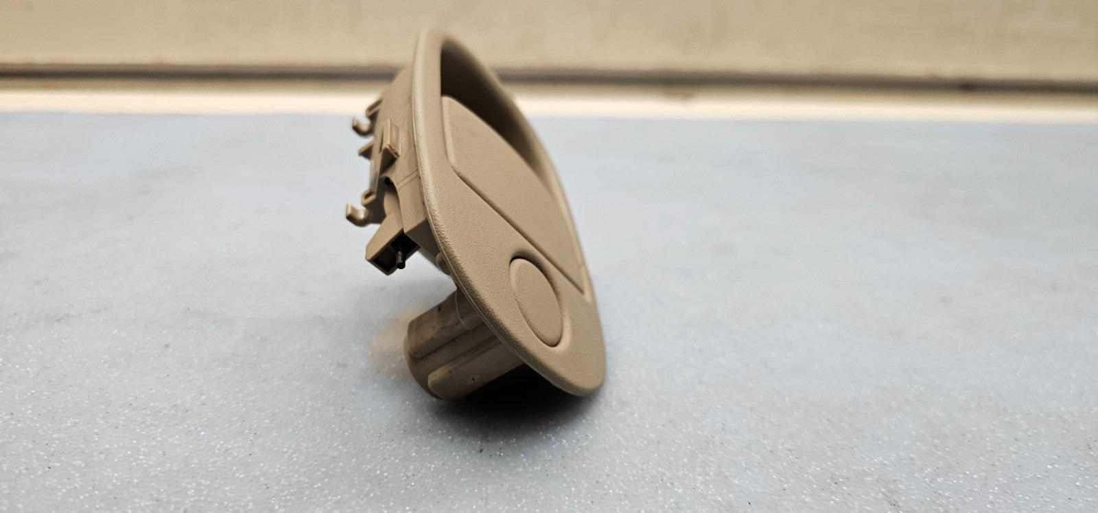 🔥02-05 TRAILBLAZER ENVOY RAINIER GLOVE BOX COMPARTMENT LATCH HANDLE TAN