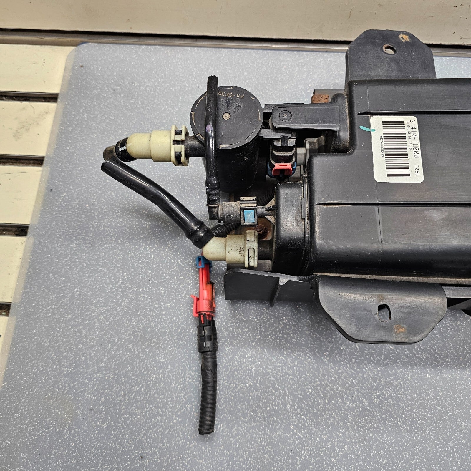 10-12 Santa Fe 11-13 Sorento FUEL VAPOR CHARCOAL EVAP EMMISION CANISTER ASSEMBLY