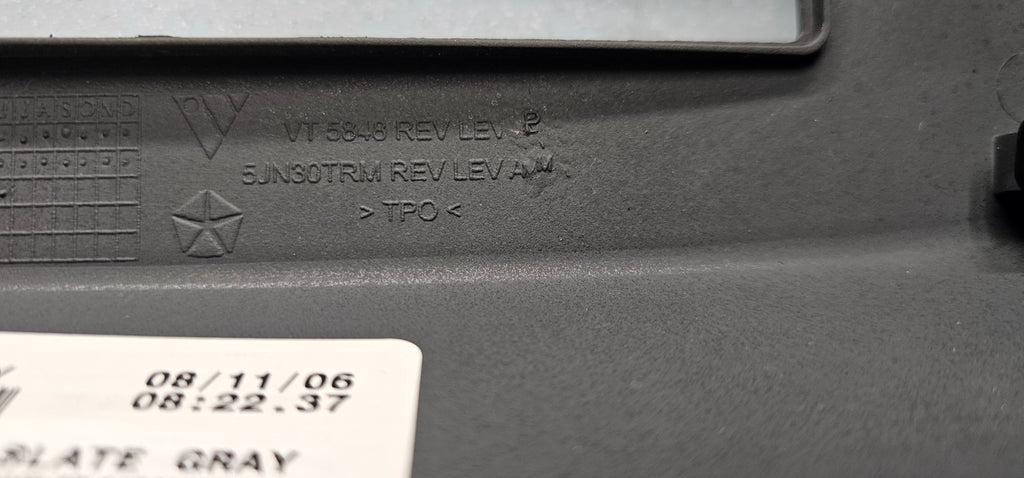 🔥2005-2007 Jeep Grand Cherokee Dash RADIO TRIM BEZEL W VENTS Gray B30
