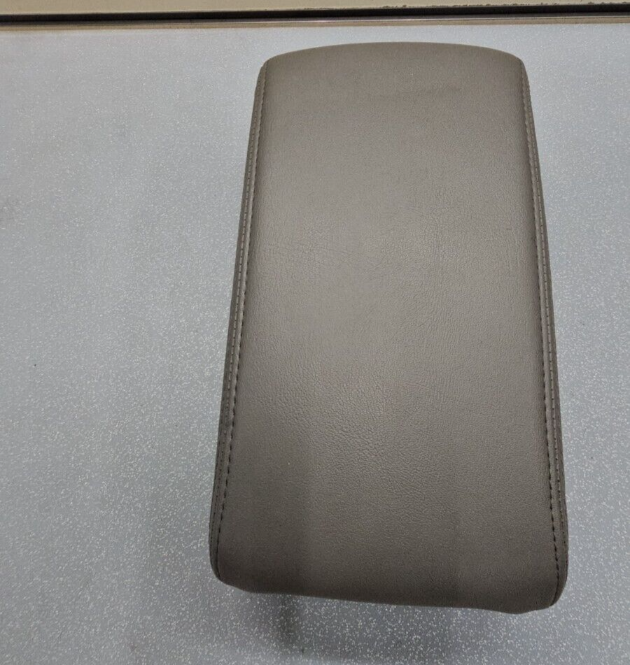 08-12 Chevy Malibu FRONT CENTER CONSOLE LID ARMREST ASSEMBLY STORAGE COVER GRAY