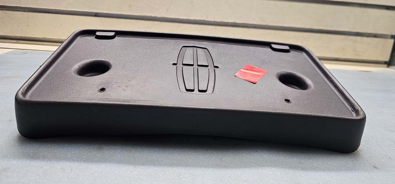 🔥95-97 Lincoln Town Car Front License Plate Holder Bracket Assembly OEM