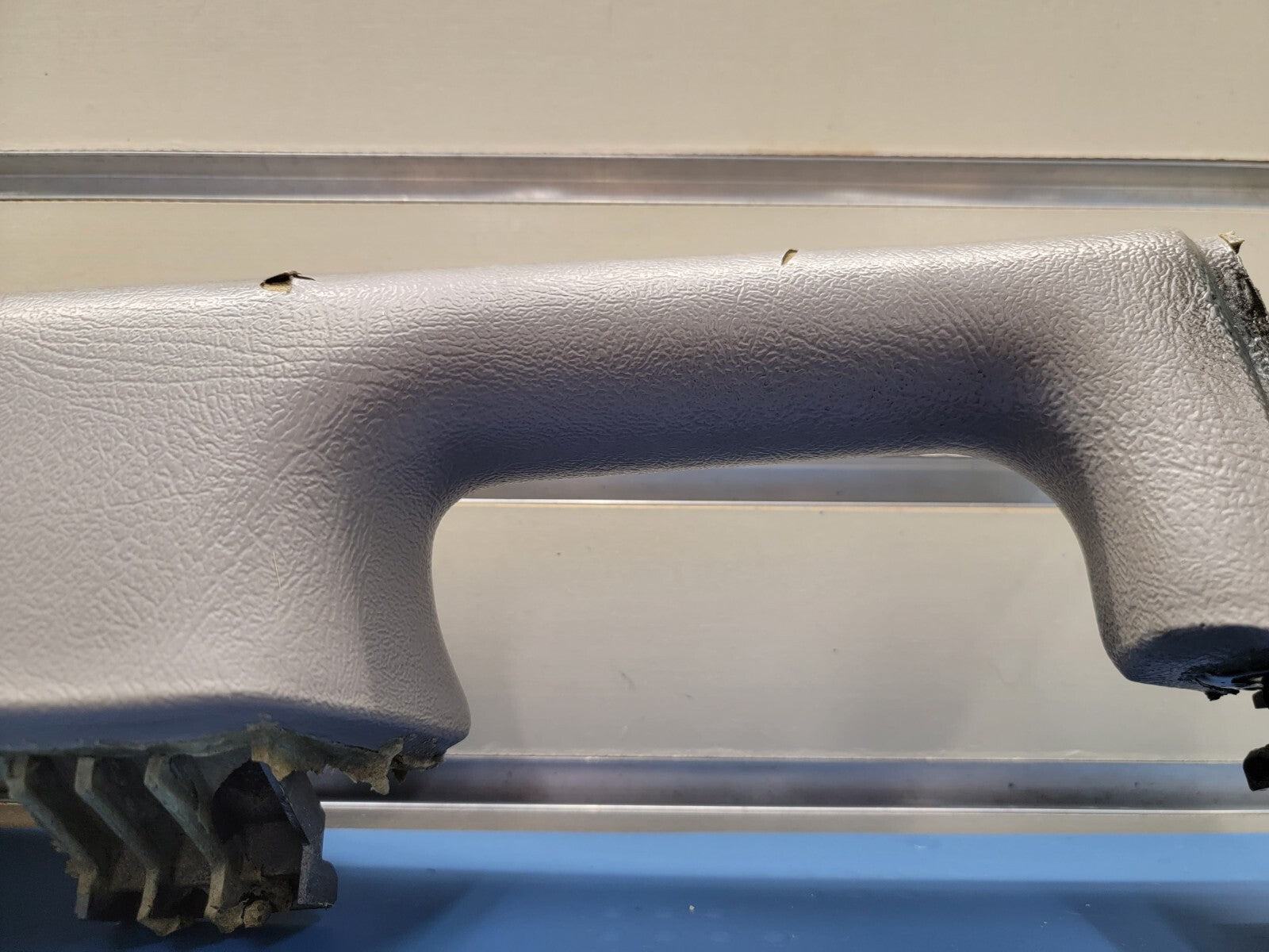 03-06 Silverado SIERRA TAHOE Door Panel ARMREST Front right Handle light gray H2