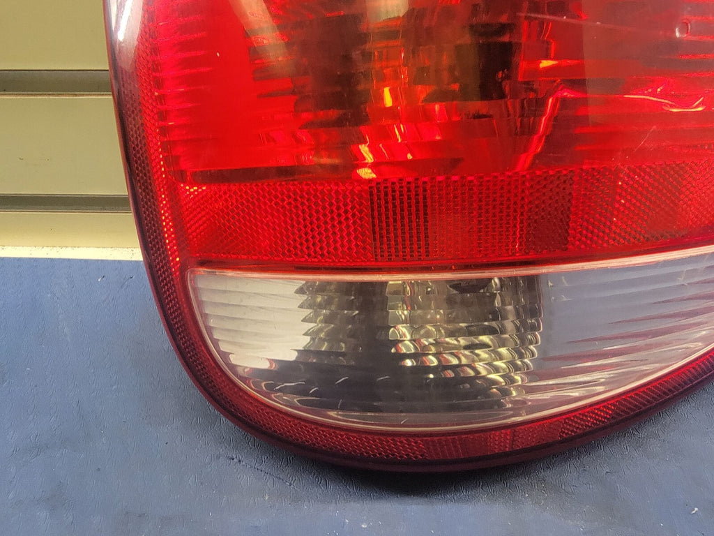04-07 Chrysler Town Country Dodge Grand Caravan Passenger Tail light Assembly