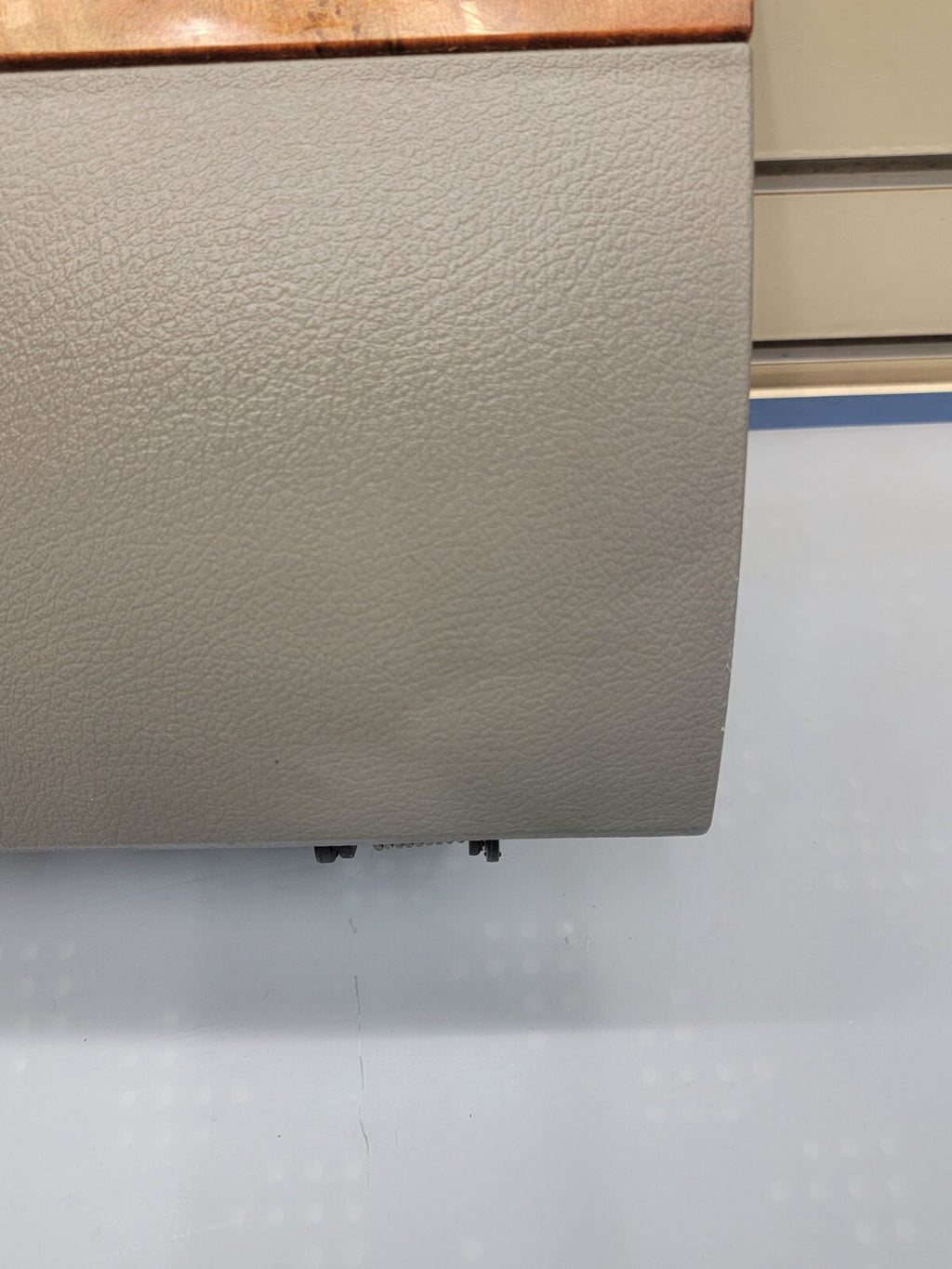 🔥08-10 Chrysler Town Country Upper Glove Box Dash Storage Door Lid Compartment