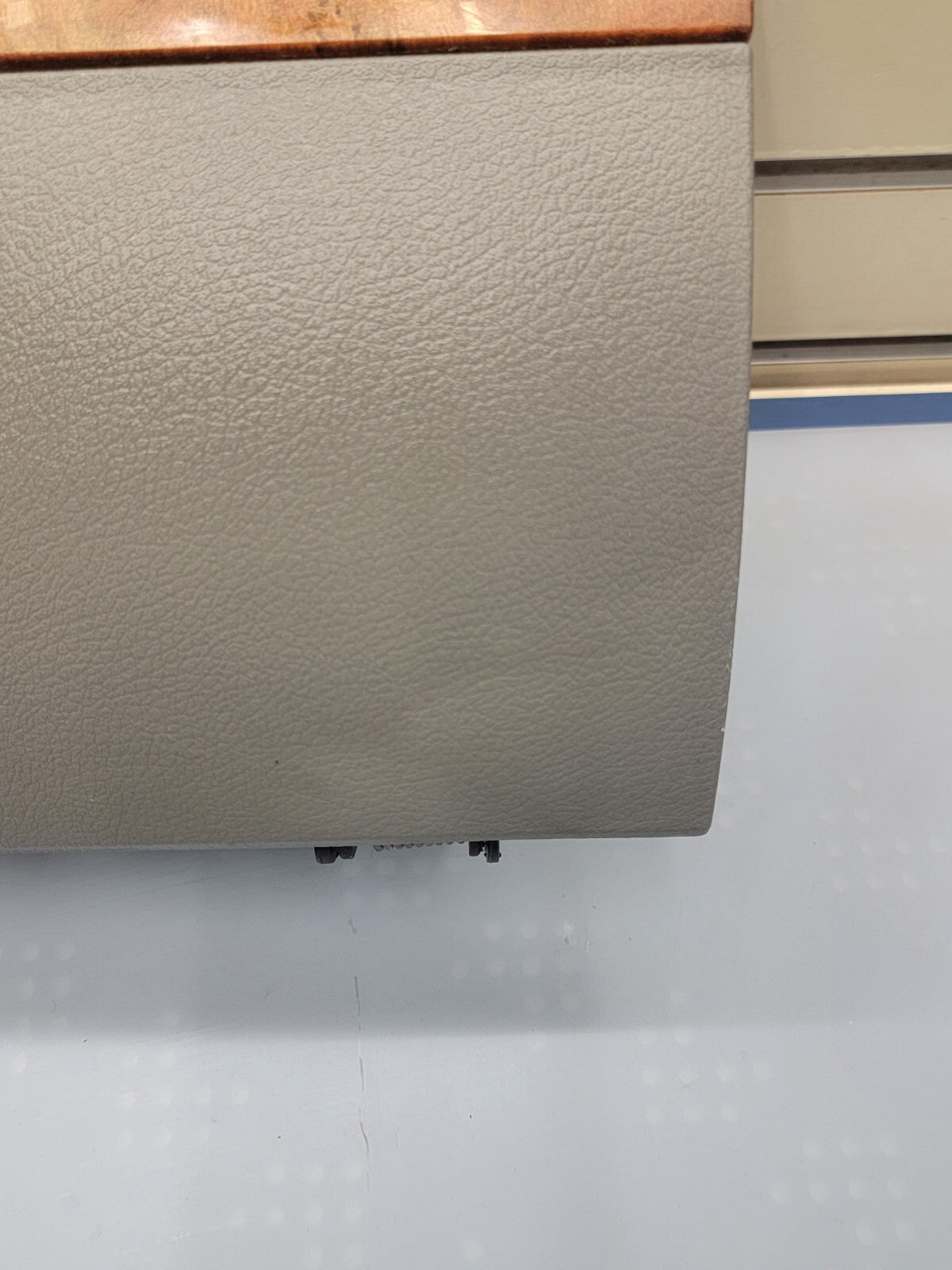 🔥08-10 Chrysler Town Country Upper Glove Box Dash Storage Door Lid Compartment