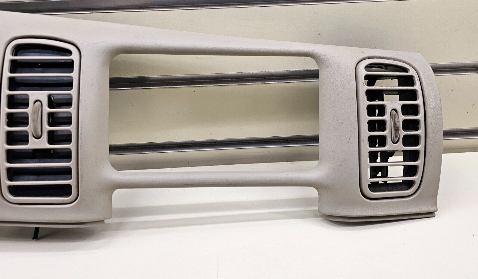 97-05 BUICK PARK AVENUE DASH INSTRUMENT CLUSTER SPEEDOMETER TRIM BEZEL LIGHT TAN