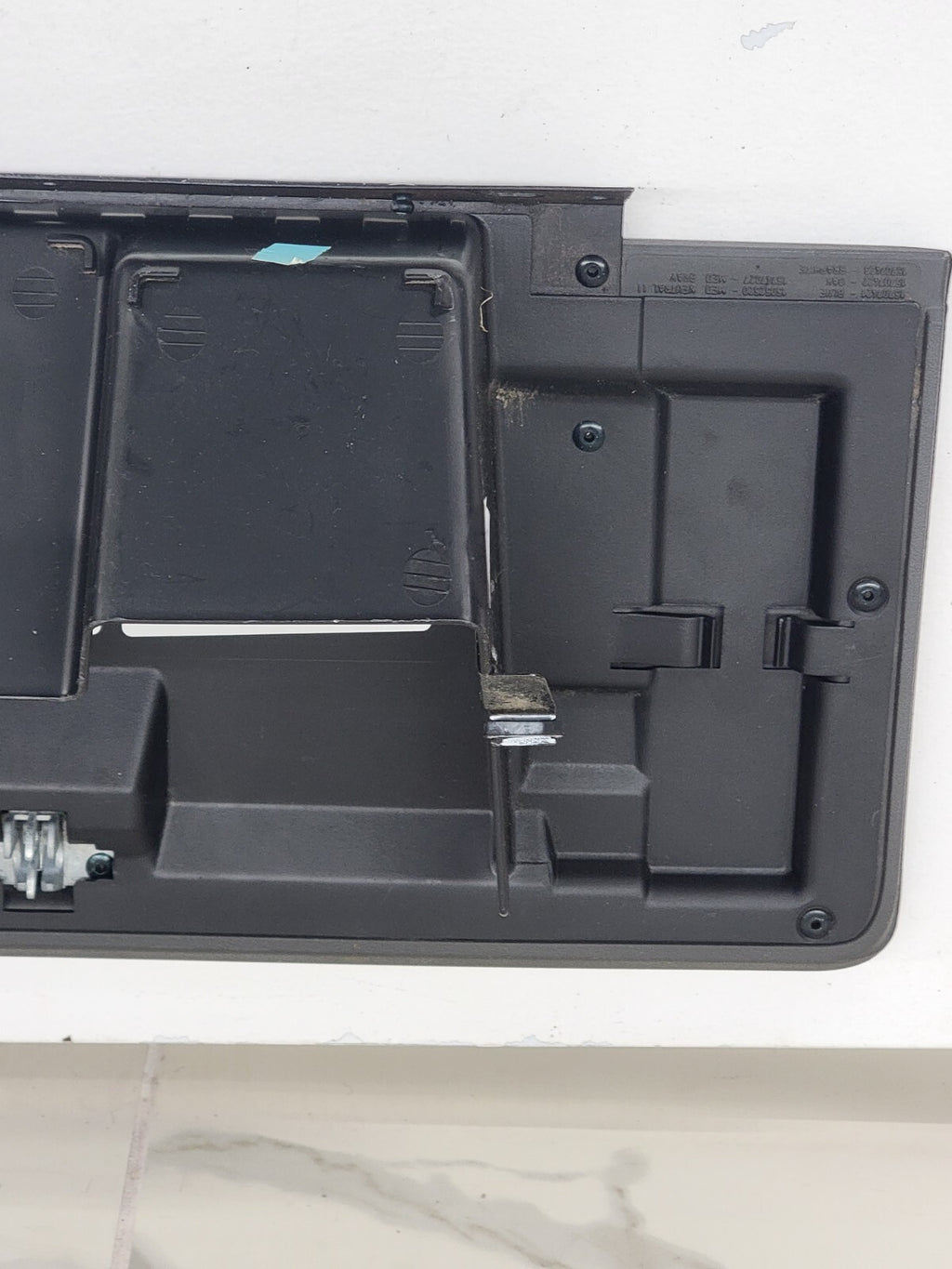 02-06 CADILLAC ESCALADE GLOVE BOX GLOVEBOX DASH STORAGE COMPARTMENT OE GRAY G9
