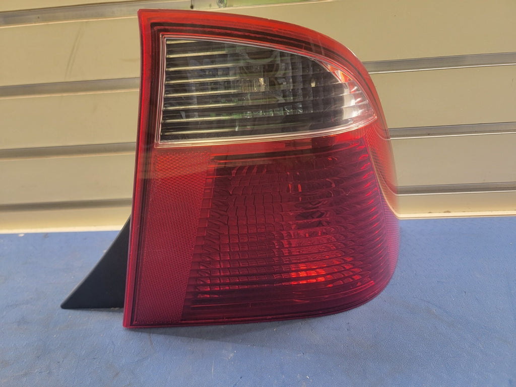 2005-2007 Ford Focus Tail Light Lamp Right Passenger Side Assembly Chrome
