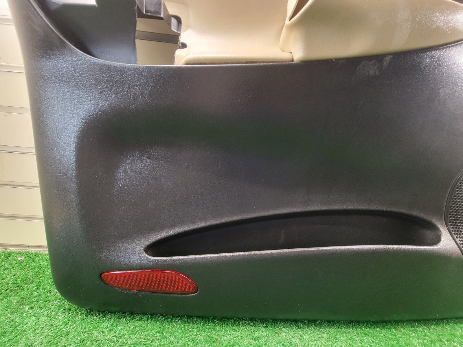 🔥2002-2009 CHEVY TRAILBLAZER Door Panel  Front LEFT DRIVER armrest BLACK/TAN D8