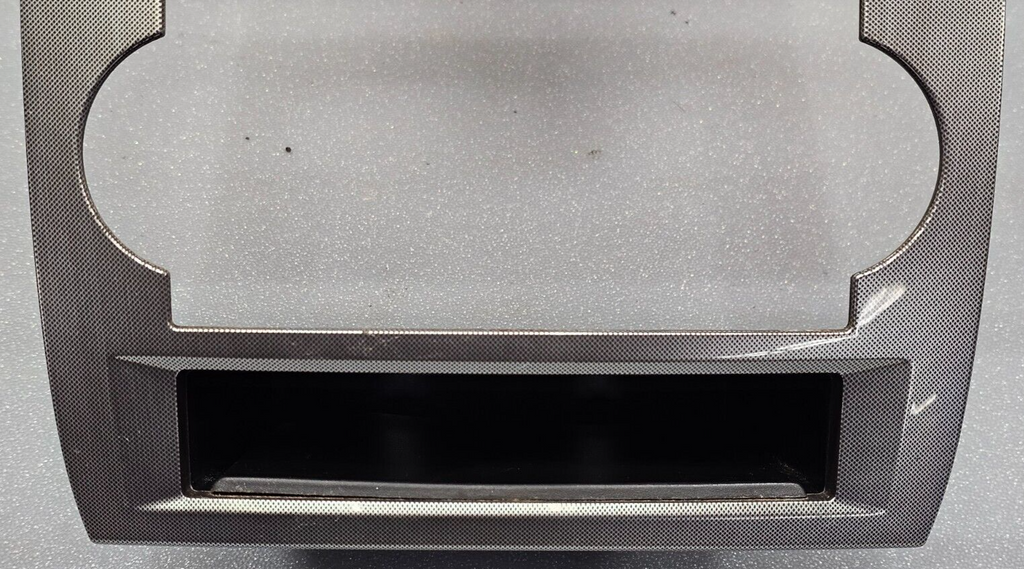 05-07 CHRYSLER 300 DASH AM FM RADIO STEREO DISPLAY PANEL BEZEL CARBON SILVER B16