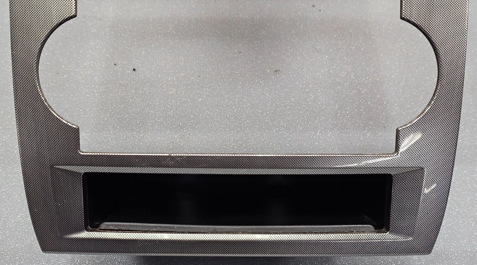 05-07 CHRYSLER 300 DASH AM FM RADIO STEREO DISPLAY PANEL BEZEL CARBON SILVER B16