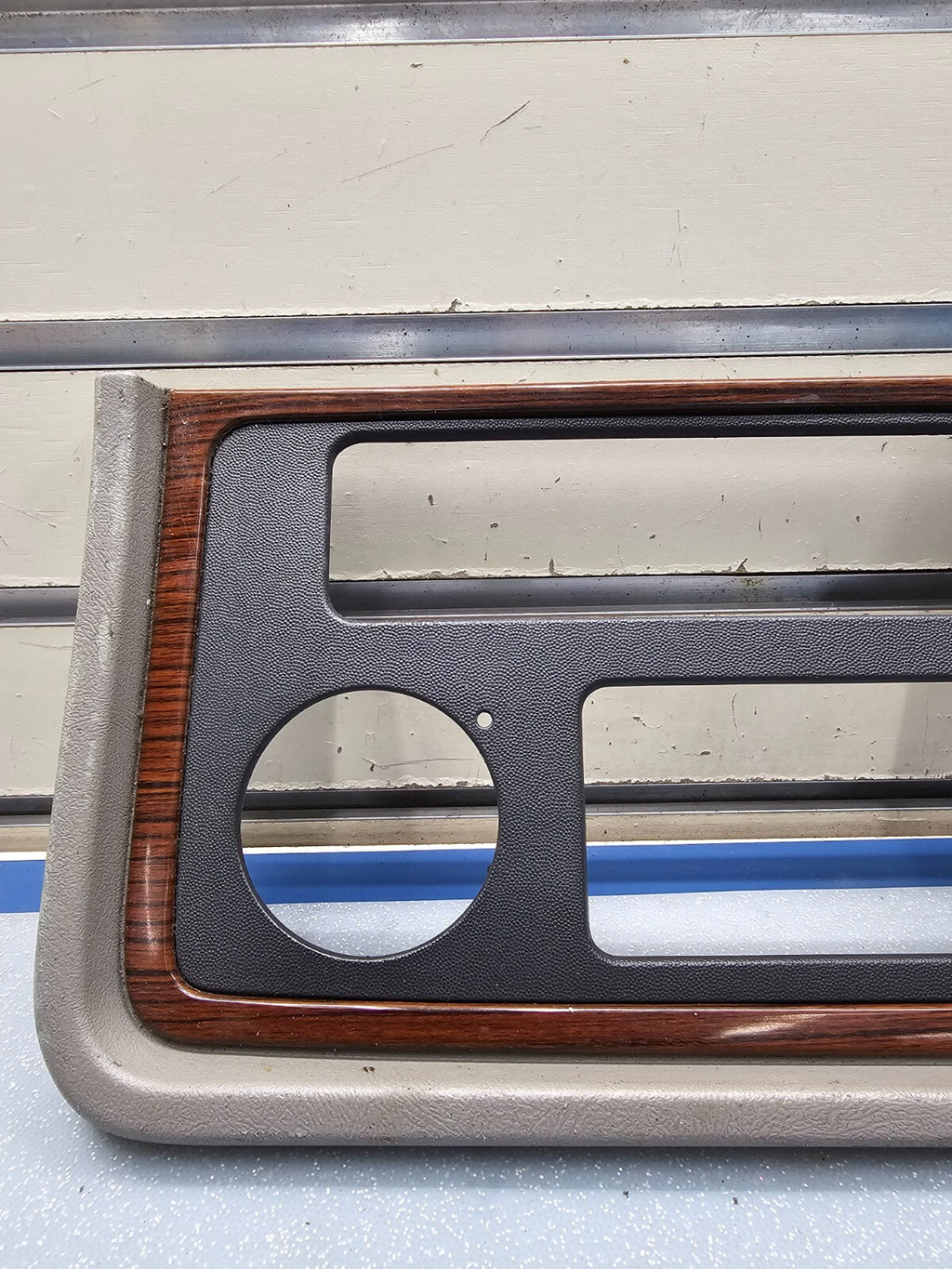 02-06 Cadillac Escalade Radio Dash Trim Bezel with Clock 15072628 gray/woodgrain